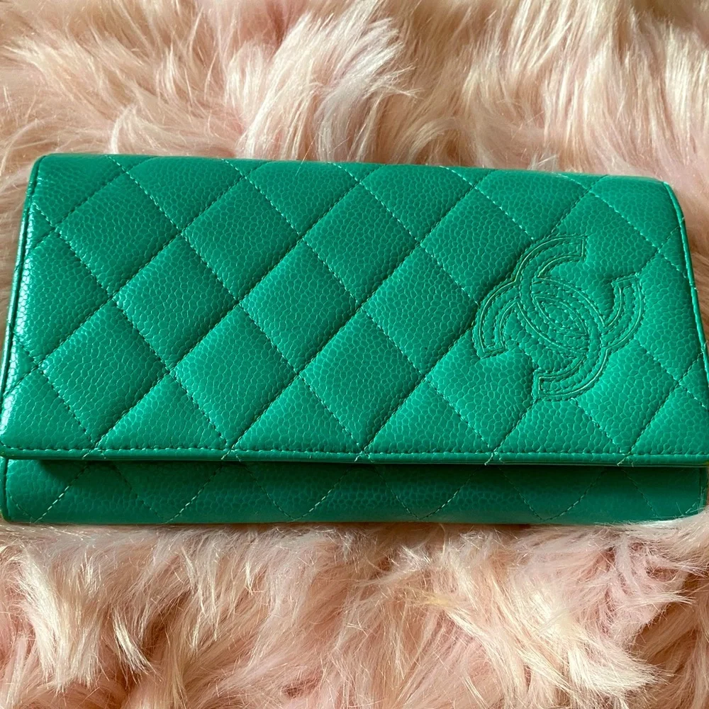 100% Authentic Chanel Wallet in Caviar - Picture 1 of 8